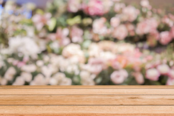 gruppo astratto sfocato di freschezza fiori di fiori sfondo con prospettiva da tavolo in legno per mostrare, promuovere il prodotto sull'immagine di visualizzazione - flower market immagine foto e immagini stock