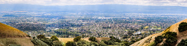 산호세의 파노라마 보기, 실리콘 밸리의 일부; 골든 언덕과 주거 지역은 전경에서 볼; 배경에서 보이는 다운 타운 지역; 사우스 샌프란시스코 베이 에어리 어, 캘리포니아 - san francisco county house community skyline 뉴스 사진 이미지
