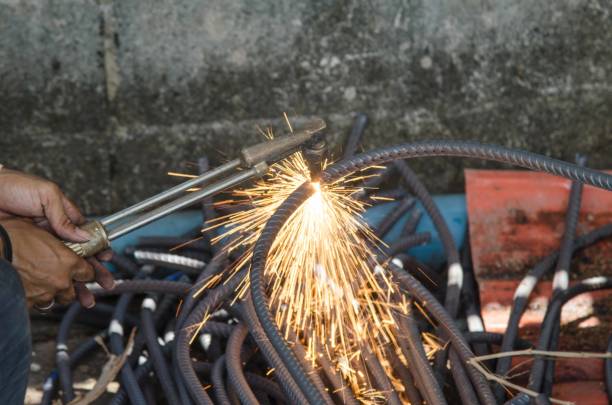резка металла с ацетиленом факелом - foundry propane work tool welder стоковые фото и изображения