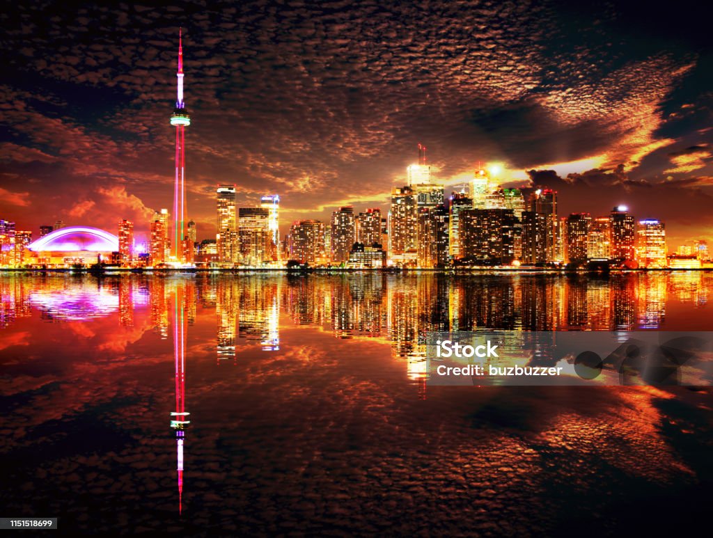 Horizon de la ville de Toronto majestueuse avec réflexion de l’eau - Photo de Toronto libre de droits