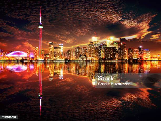 Photo libre de droit de Horizon De La Ville De Toronto Majestueuse Avec Réflexion De Leau banque d'images et plus d'images libres de droit de Toronto