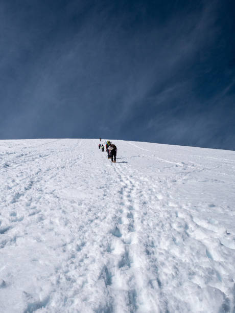 excursionistas subiendo por el monte st helens - mountain mountain peak oregon on top of fotografías e imágenes de stock