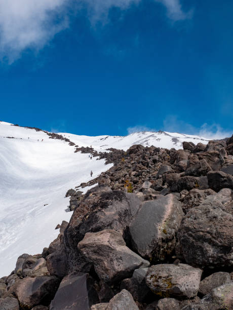 excursionistas subiendo por el monte st helens - mountain mountain peak oregon on top of fotografías e imágenes de stock