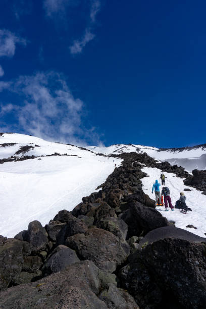 excursionistas subiendo por el monte st helens - mountain mountain peak oregon on top of fotografías e imágenes de stock