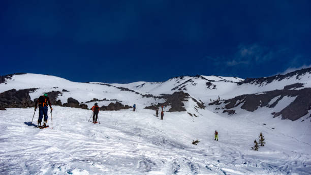 excursionistas subiendo por el monte st helens - mountain mountain peak oregon on top of fotografías e imágenes de stock