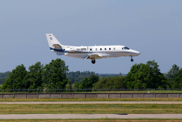 yu-spb prince aviation cessna 560xl citation xls avion d’affaires atterrissage sur la piste - small airport cessna airplane photos et images de collection