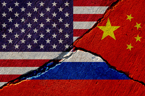 pared de hormigón con banderas pintadas de Estados Unidos, China y Rusia photo