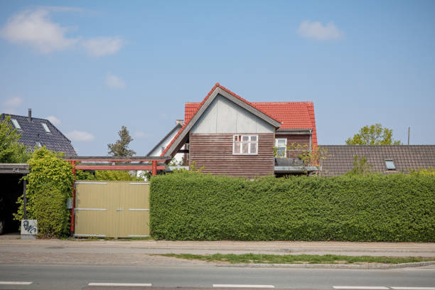 типичный датский пригородный дом - denmark house villa detached house стоковые фото и изображения