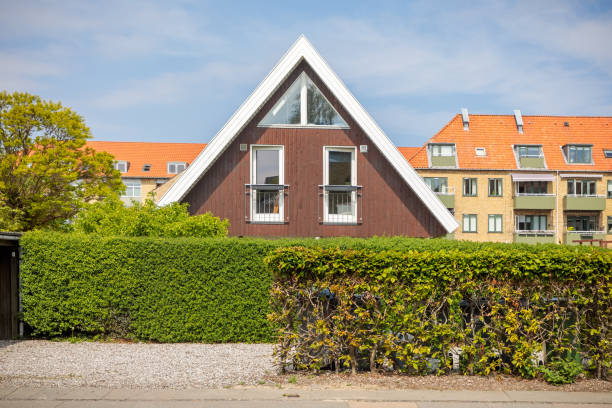 tipica casa di periferia danese - denmark house villa detached house foto e immagini stock