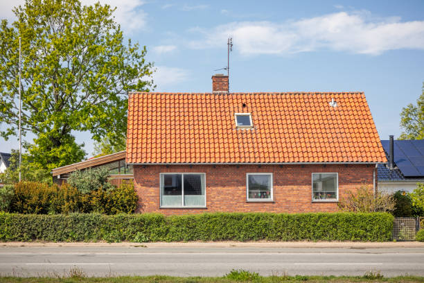 tipica casa di periferia danese - denmark house villa detached house foto e immagini stock