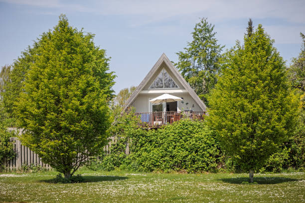 типичный датский пригородный дом - denmark house villa detached house стоковые фото и изображения