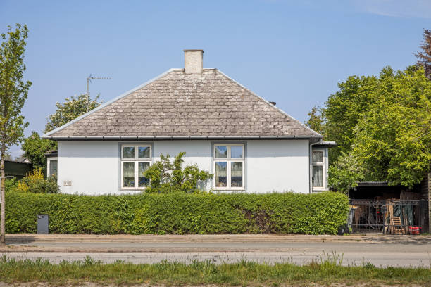 типичный датский пригородный дом - denmark house villa detached house стоковые фото и изображения