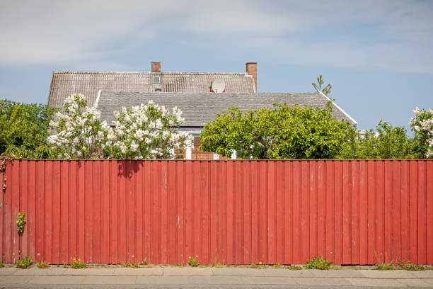 типичный датский пригородный дом - denmark house villa detached house стоковые фото и изображения