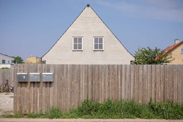 tipica casa di periferia danese - denmark house villa detached house foto e immagini stock