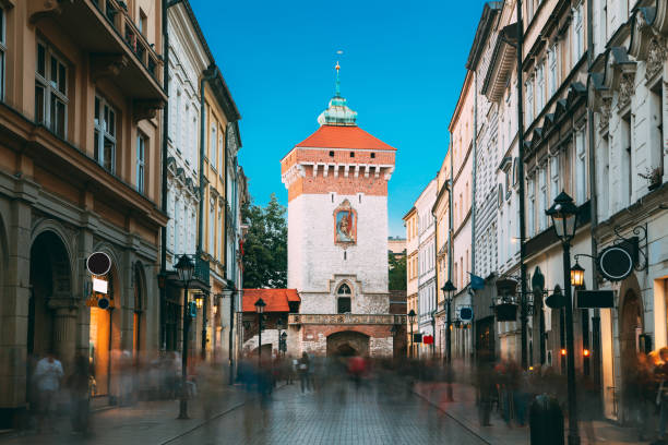 cracovia, polonia. vista di florianska gate cracovia, la florianska medievale - san florin. patrimonio mondiale dell'unesco - florianska street foto e immagini stock