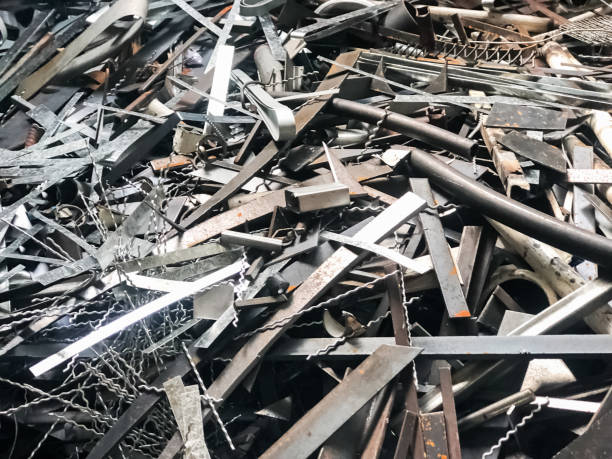 o desperdício de aço, pilha do metal, desperdícios do aço inoxidável, lixo do metal, prepara-se para recicl e reúso - metal waste - fotografias e filmes do acervo