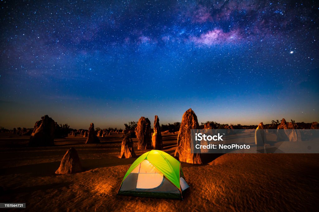 Sterrenhemel op de Pinnacles, milkyway stijgen boven een staande steen - Royalty-free Australië Stockfoto