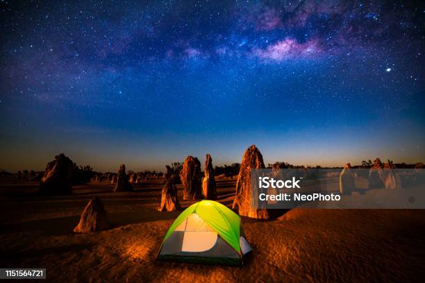 Sterrenhemel Op De Pinnacles Milkyway Stijgen Boven Een Staande Steen Stockfoto en meer beelden van Australië