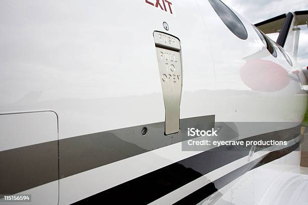 Mały Samolot Na Lotnisko - zdjęcia stockowe i więcej obrazów Fotografika - Fotografika, Horyzontalny, Kadłub samolotu