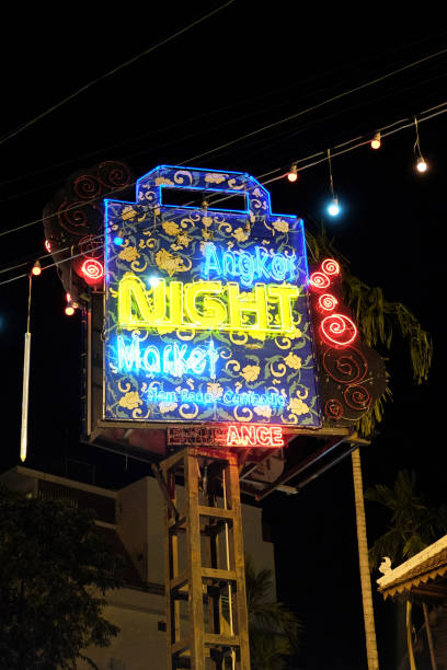 sinal de néon do mercado nocturno em ásia, tempo da noite - cambodia khmer architecture outdoors - fotografias e filmes do acervo