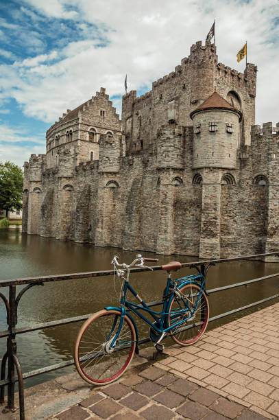 ponte e bicicleta na frente do castelo de gravensteen em ghent - castle gravensteen - fotografias e filmes do acervo