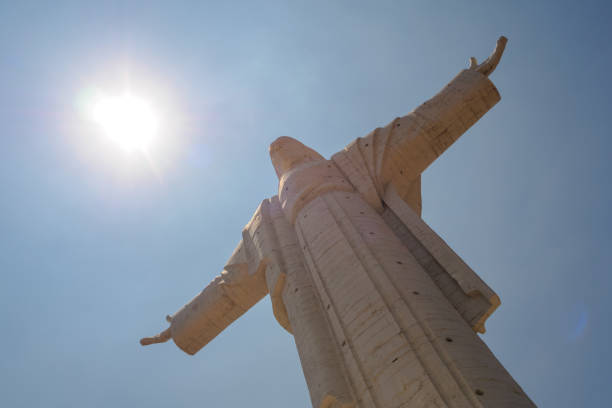 cristo de la concordia auf dem hügel san pedro in der stadt cochabamba in bolivien - corcovado stock-fotos und bilder