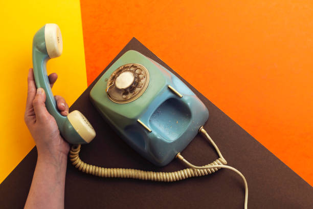 altes retro-telefon isoliert auf farblichem hintergrund und handgriff - retro revival traditional photography classic equipment stock-fotos und bilder