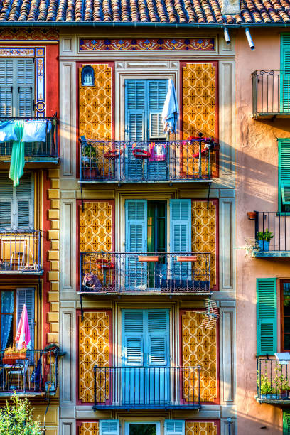 kolorowa fasada z balkonami w sospel, prowansja, francja - malarstwo iluzjonistyczne zdjęcia i obrazy z banku zdjęć