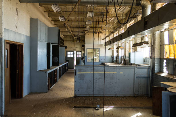 wnętrze powierzchni biurowej w opuszczonej fabryce - abandoned factory warehouse dark zdjęcia i obrazy z banku zdjęć