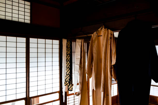 maison traditionnelle japonaise machiya ou ryokan avec porte coulissante en papier et lumière avec l’architecture et le kimono suspendu avec ceinture - obi sash photos et images de collection