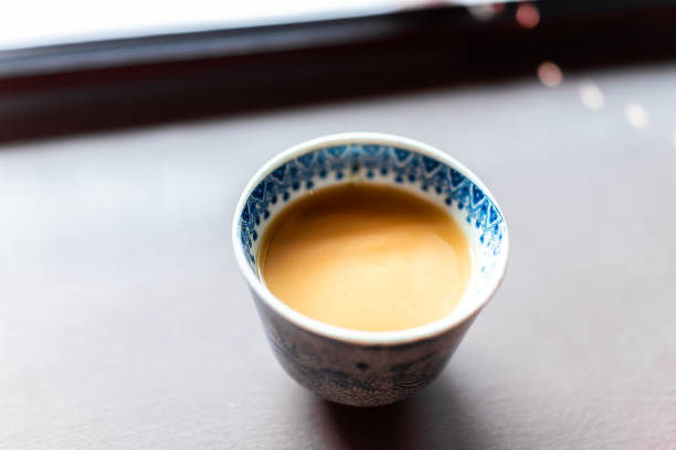 tradycyjny japoński kubek z amazake słodki sake fermentowane zdrowy napój na stole zbliżenie wykonane ze zdrowego brązowego ryżu - 13570 zdjęcia i obrazy z banku zdjęć