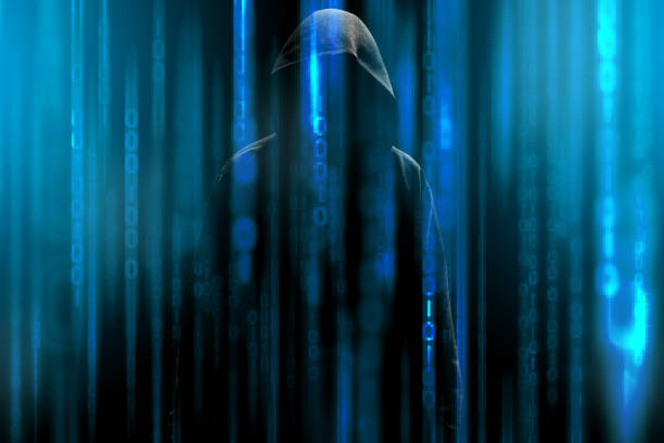 hacker avec un capot et une matrice de code binaire bleu. piratage des données secrètes confidentielles. - cracking the code photos et images de collection