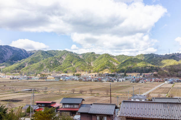 gero onsen, el paisaje urbano de japón en la prefectura de gifu con vistas a la montaña en primavera primaveral durante el día - 13603 fotografías e imágenes de stock