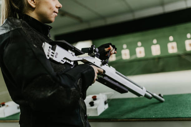 campo de tiro - armed forces human hand rifle bullet fotografías e imágenes de stock