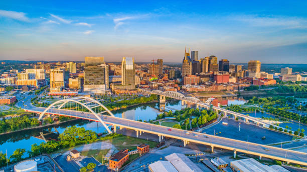 downtown nashville, tennessee, usa aerial - cumberland river foto e immagini stock