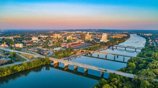 augusta, georgia, usa downtown skyline aerial - riverwalk foto e immagini stock