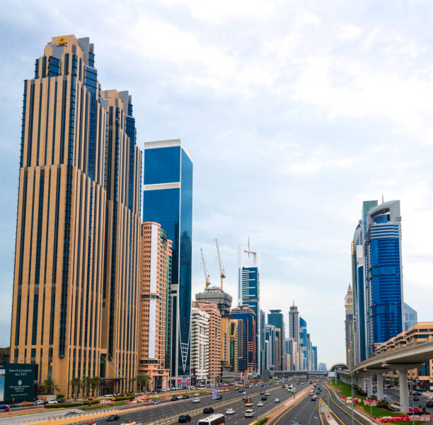 dubaj - zjednoczone emiratye zjednoczone emiraty przy słynnej sheikh zayed road - sheik zayed road obrazy zdjęcia i obrazy z banku zdjęć