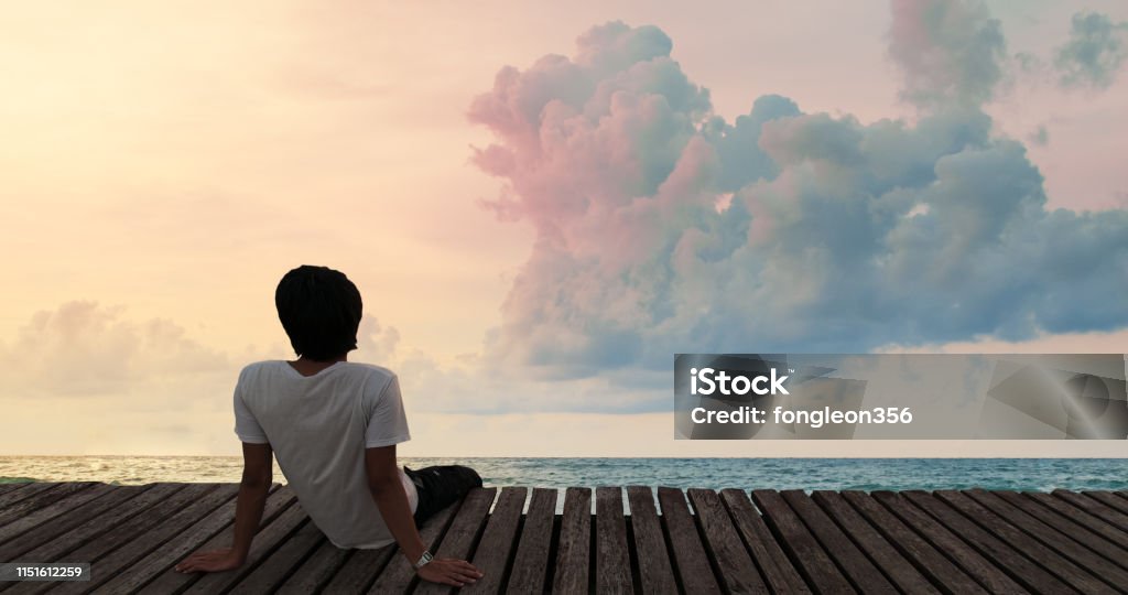 ชายเศร้านั่งริมทะเล แนวคิดเกี่ยวกับผู้คนความเศร้าและความเหงา ภาพสต็อก -  ดาวน์โหลดรูปภาพตอนนี้ - Istock