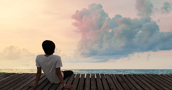 ชายเศร้านั่งริมทะเล แนวคิดเกี่ยวกับผู้คนความเศร้าและความเหงา ภาพสต็อก -  ดาวน์โหลดรูปภาพตอนนี้ - Istock