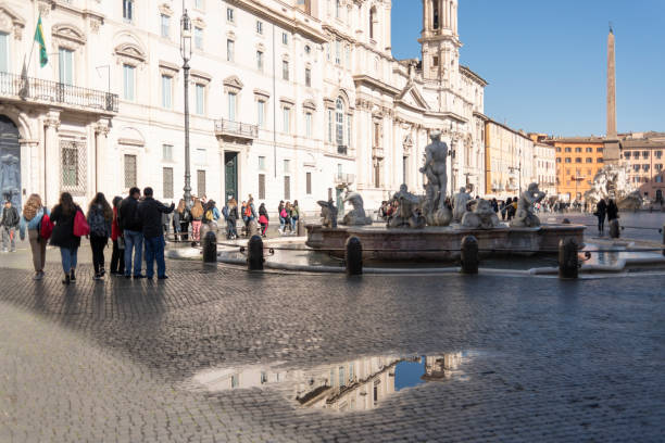piazza navona à rome un matin au printemps - puddle rome reflection street photos et images de collection
