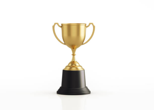 gold cup geïsoleerd op witte achtergrond - trophy stockfoto's en -beelden