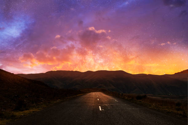 céu bonito da estrada e do por do sol com nuvens. - autumn road landscape mountain - fotografias e filmes do acervo