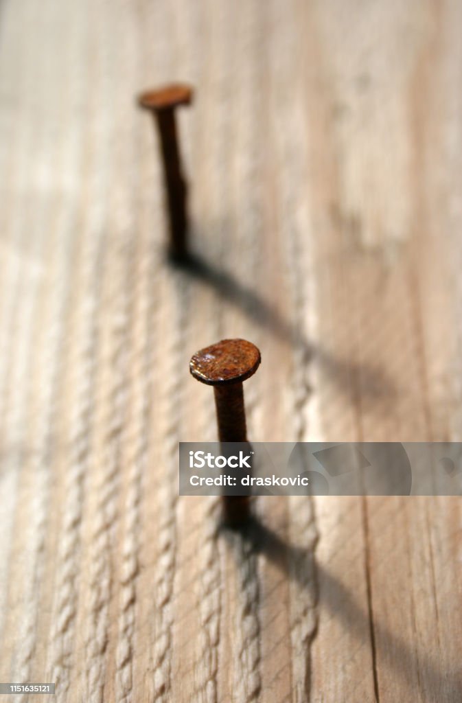 Nagelnägel in einer Platte - Lizenzfrei Arbeiten Stock-Foto