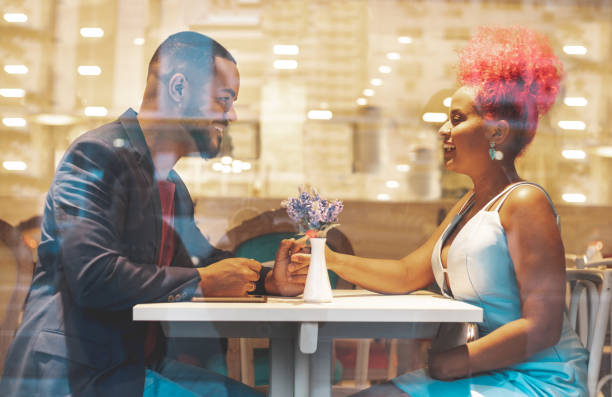 jeune beau couple afro ayant le dîner romantique - anniversary couple rose black photos et images de collection