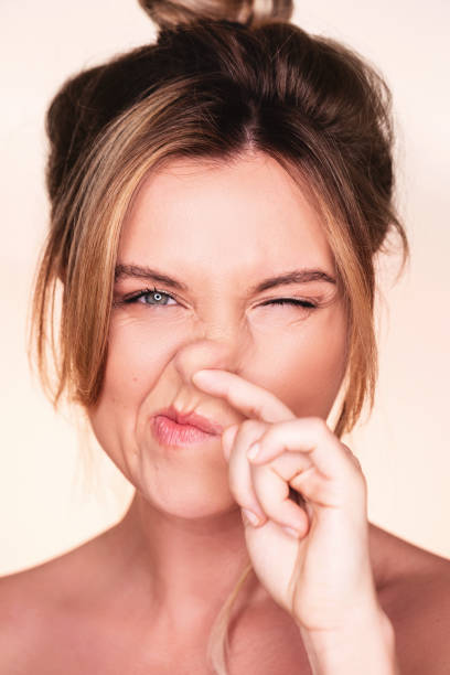 mujer graciosa con un dedo en la nariz - picking nose fotografías e imágenes de stock