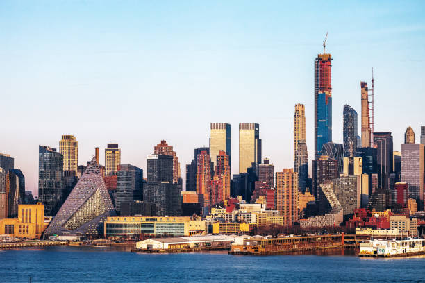 por do sol de manhattan, new york city - new jersey usa commercial dock cityscape - fotografias e filmes do acervo