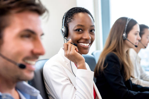 afroamerikanische amerikanerin arbeitet im call center office mit diversen teams - on the phone customer service representative beautiful business person stock-fotos und bilder