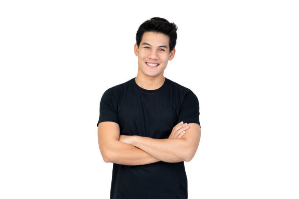 souriant bel homme asiatique en t-shirt noir occasionnel avec le bras croisé - plain shirt photos et images de collection