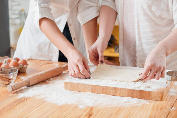 donne cottura corsi di cucina fare pasta hobby - baking flour ingredient animal egg foto e immagini stock