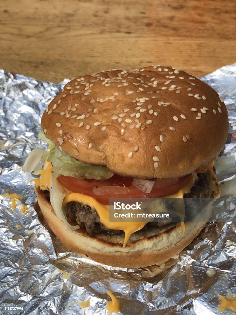 Hình Ảnh Của Burger Sành Ăn Tự Làm Trên Lá Nhôm Lát Phô Mai Tan ...